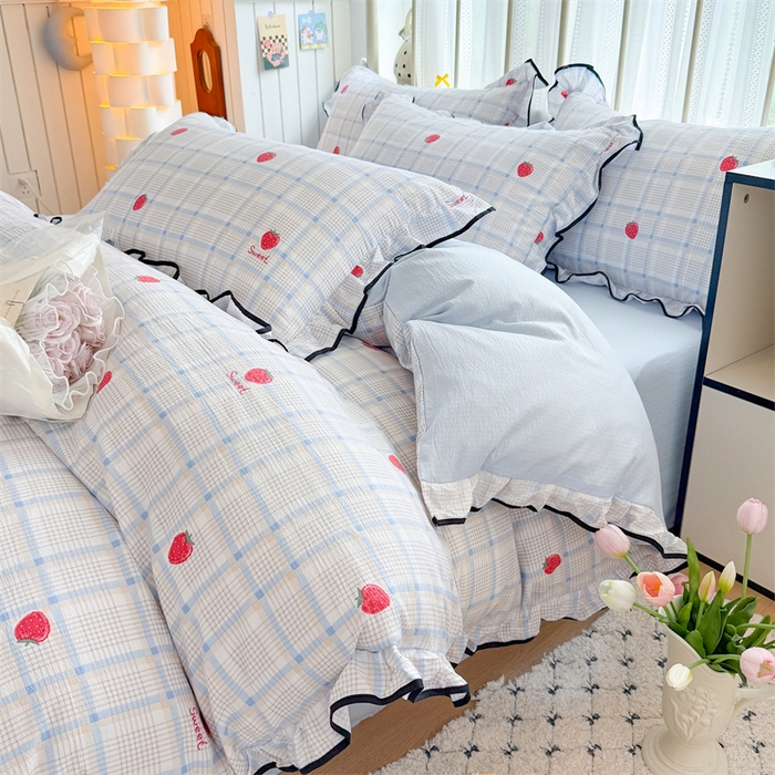 91家纺网 家纺一手货源 找家纺 森璐家纺 2025新款云感皱皱双层纱黑色包边四件套 黑边-格子草莓