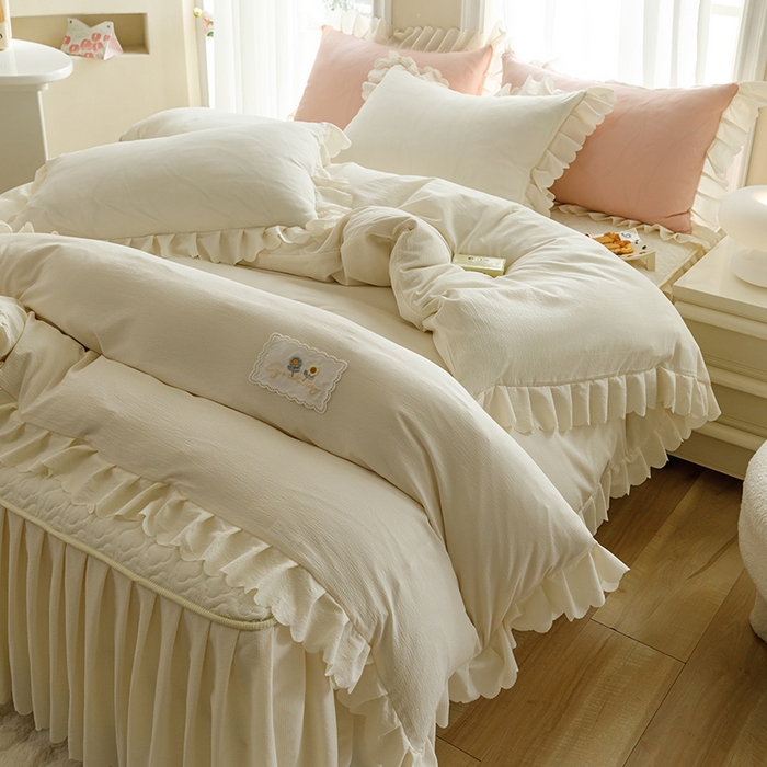 91家纺网 家纺一手货源 找家纺 丝印良品 2025新款四季款夹棉泡泡纱床裙床笠被套四件套系列 米白