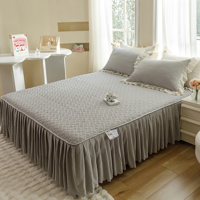 91家纺网 家纺一手货源 找家纺 丝印良品 2025新款四季款夹棉泡泡纱床裙床笠被套四件套系列 浅灰