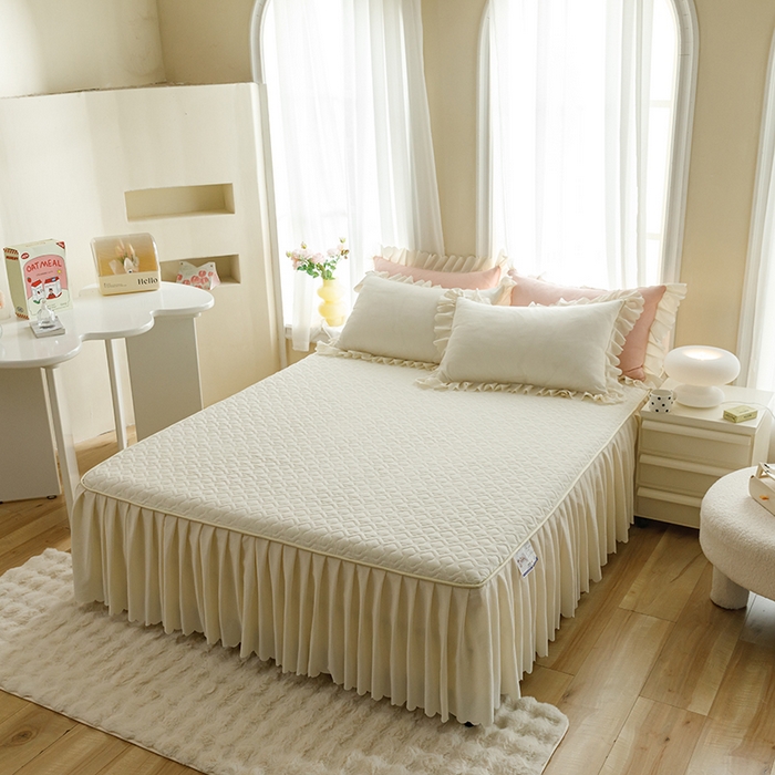 91家纺网 家纺一手货源 找家纺 丝印良品 2025新款四季款夹棉泡泡纱床裙床笠被套四件套系列 米白