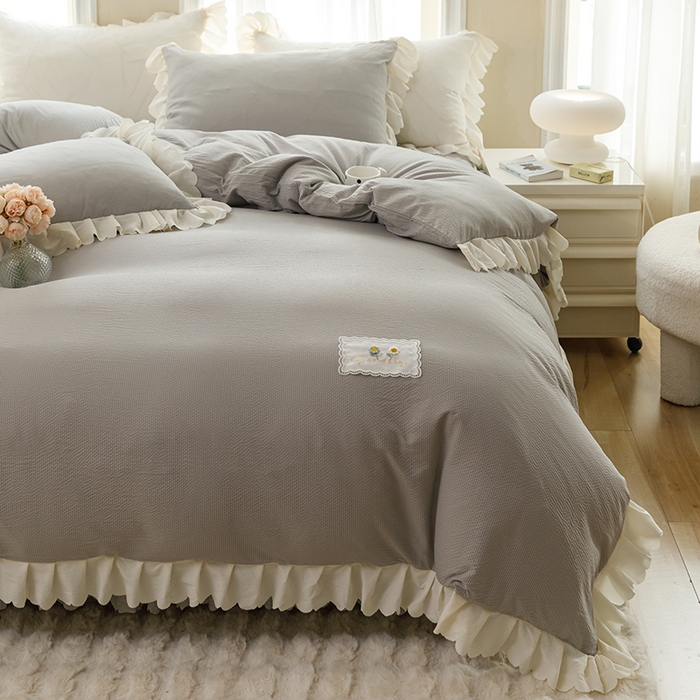 91家纺网 家纺一手货源 找家纺 丝印良品 2025新款四季款夹棉泡泡纱床裙床笠被套四件套系列 浅灰