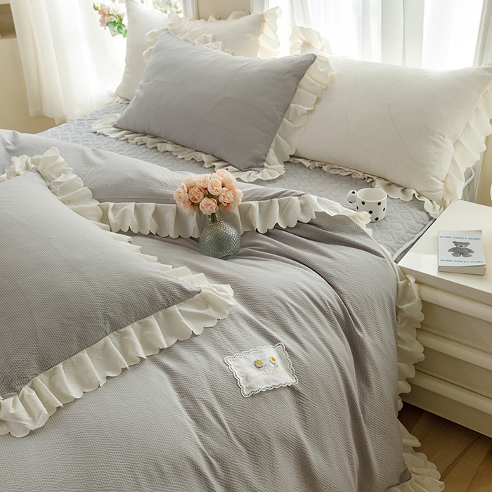 91家纺网 家纺一手货源 找家纺 丝印良品 2025新款四季款夹棉泡泡纱床裙床笠被套四件套系列 浅灰