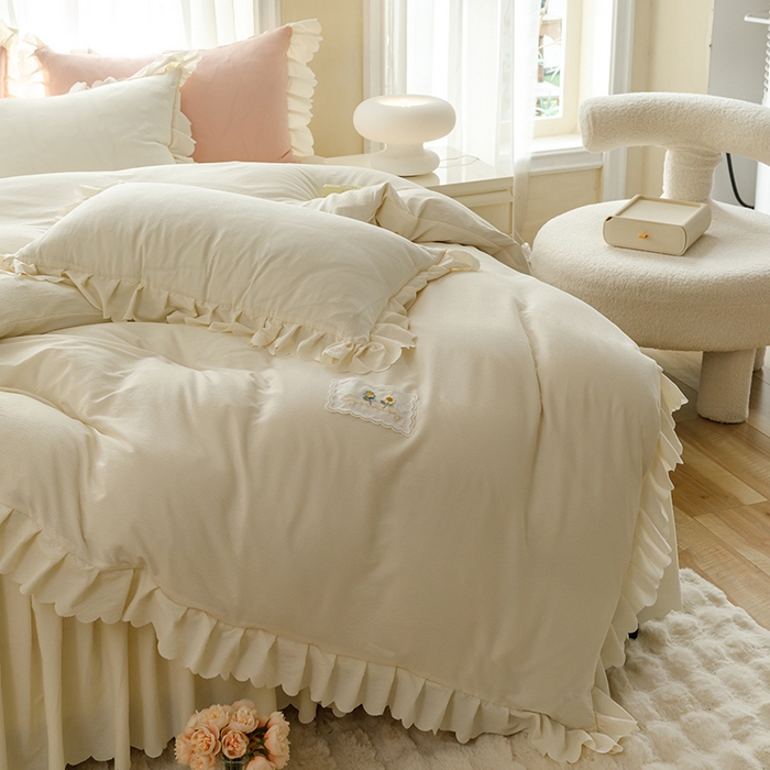 91家纺网 家纺一手货源 找家纺 丝印良品 2025新款四季款夹棉泡泡纱床裙床笠被套四件套系列 米白