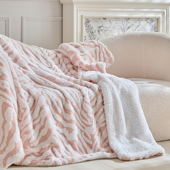 91家纺网 家纺一手货源 找家纺 缘生活 2025新款阳离子斑马纹羊羔绒毛毯 斑马纹绒毛毯-粉色