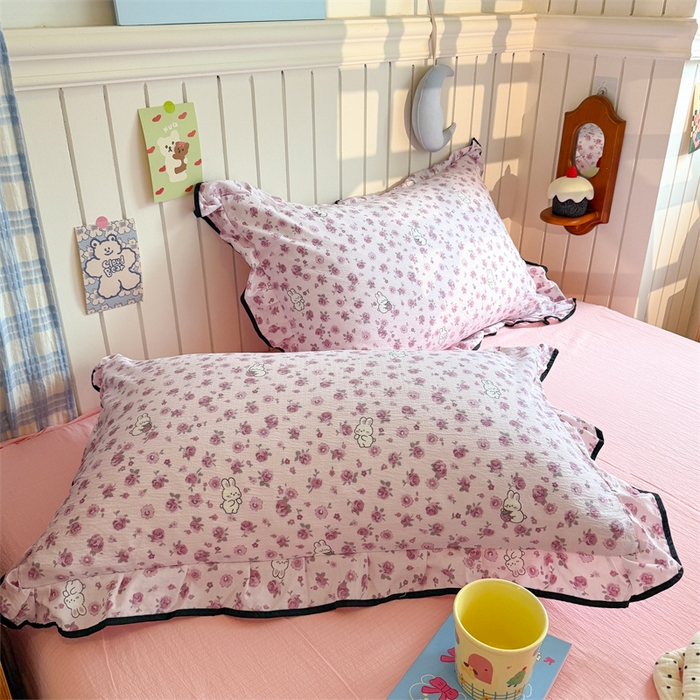 91家纺网 家纺一手货源 找家纺 森璐家纺 2025新款云感皱皱双层纱黑色包边四件套 黑边-甜兔碎花