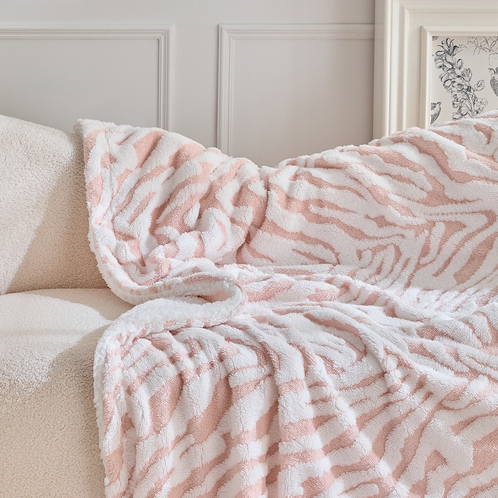 91家纺网 家纺一手货源 找家纺 缘生活 2025新款阳离子斑马纹羊羔绒毛毯 斑马纹绒毛毯-粉色