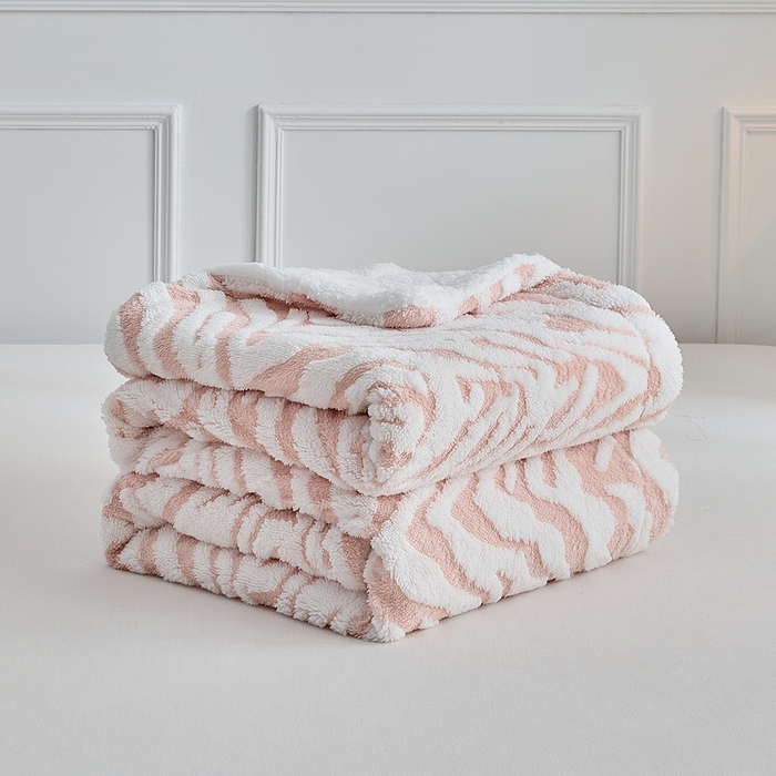 91家纺网 家纺一手货源 找家纺 缘生活 2025新款阳离子斑马纹羊羔绒毛毯 斑马纹绒毛毯-粉色