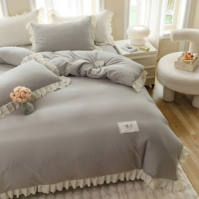 91家纺网 家纺一手货源 找家纺 绒世界 2025新款四季款夹棉泡泡纱床裙床笠被套四件套系列 浅灰