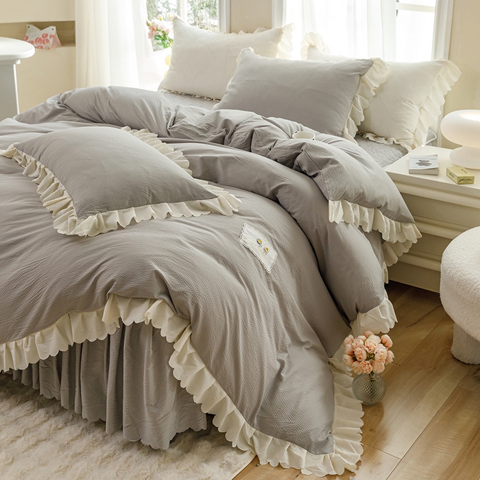 91家纺网 家纺一手货源 找家纺 绒世界 2025新款四季款夹棉泡泡纱床裙床笠被套四件套系列 浅灰