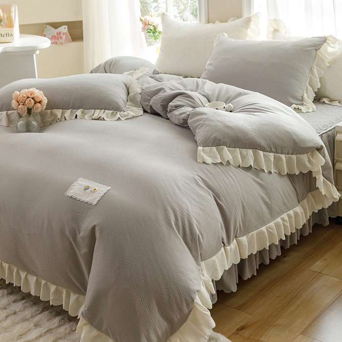 91家纺网 家纺一手货源 找家纺 绒世界 2025新款四季款夹棉泡泡纱床裙床笠被套四件套系列 浅灰