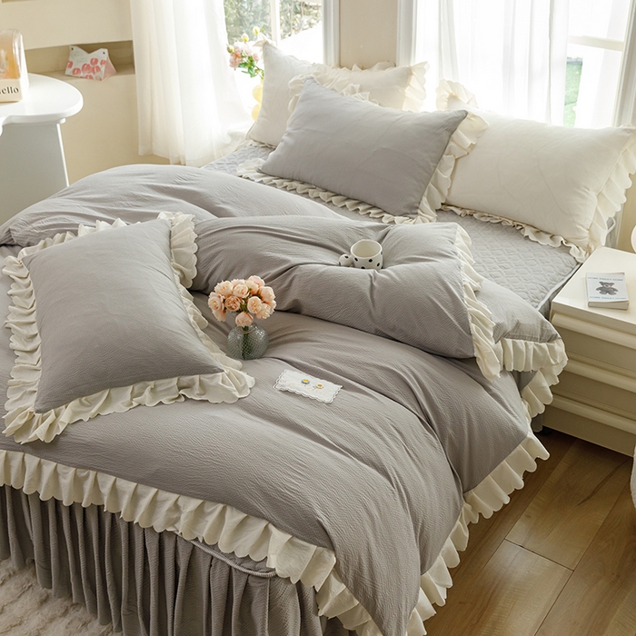 91家纺网 家纺一手货源 找家纺 绒世界 2025新款四季款夹棉泡泡纱床裙床笠被套四件套系列 浅灰