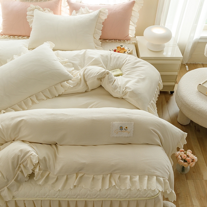 91家纺网 家纺一手货源 找家纺 绒世界 2025新款四季款夹棉泡泡纱床裙床笠被套四件套系列 米白