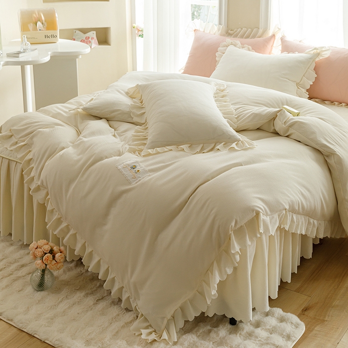 91家纺网 家纺一手货源 找家纺 绒世界 2025新款四季款夹棉泡泡纱床裙床笠被套四件套系列 米白