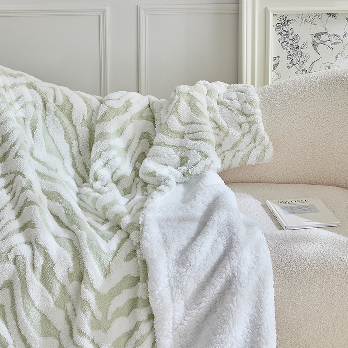 91家纺网 家纺一手货源 找家纺 缘生活 2025新款阳离子斑马纹羊羔绒毛毯 斑马纹绒毛毯-绿色