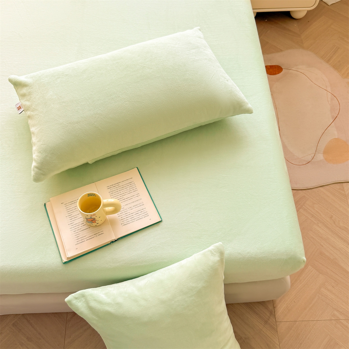 91家纺网 家纺一手货源 找家纺 （总）雯豆家纺 2025新款单层高克重牛奶绒纯色床笠素色床垫保护套