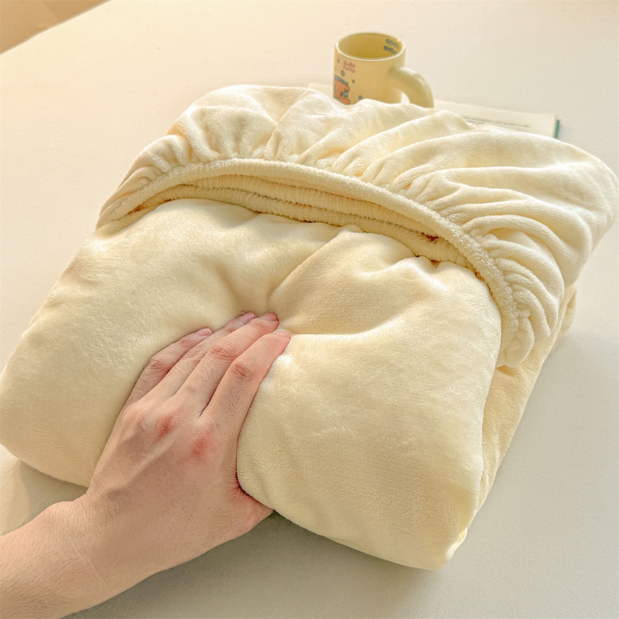 91家纺网 家纺一手货源 找家纺 （总）雯豆家纺 2025新款单层高克重牛奶绒纯色床笠素色床垫保护套