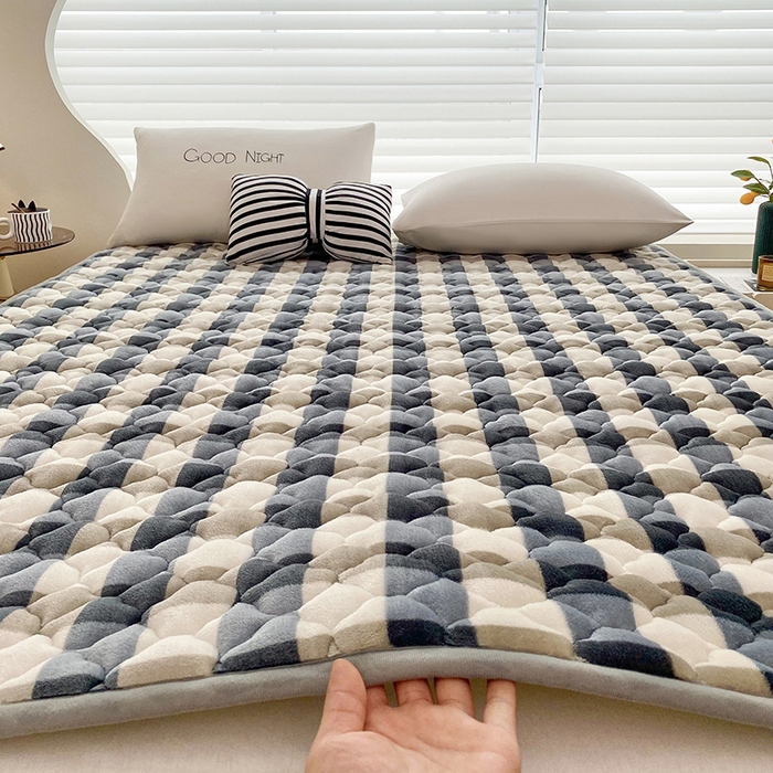 91家纺网 家纺一手货源 找家纺 索弗莱家纺 2025新款全消光牛奶绒床垫可水洗机洗床护垫 灰白格