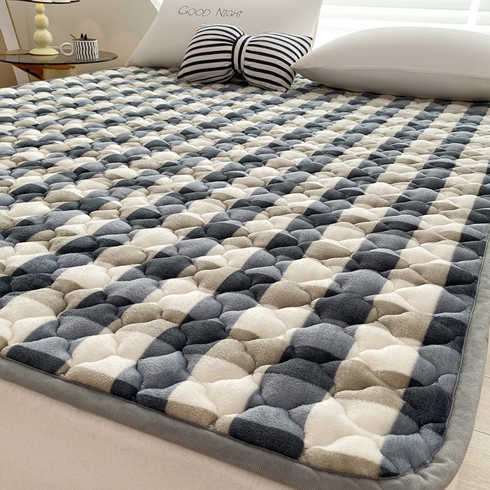 91家纺网 家纺一手货源 找家纺 索弗莱家纺 2025新款全消光牛奶绒床垫可水洗机洗床护垫 灰白格