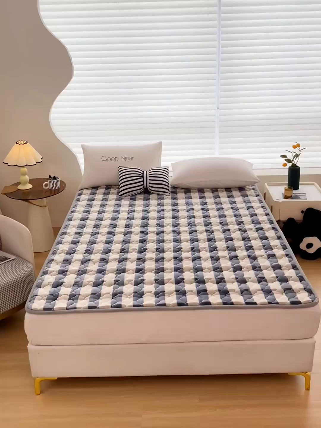 91家纺网 家纺一手货源 找家纺 索弗莱家纺 2025新款全消光牛奶绒床垫可水洗机洗床护垫 灰白格