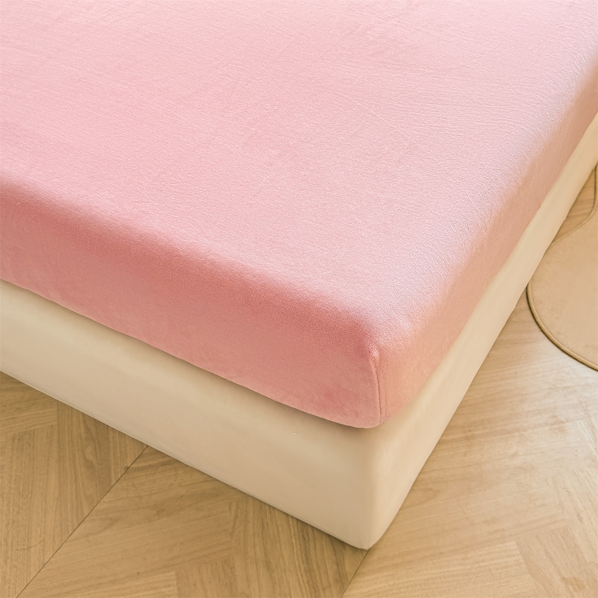 91家纺网 家纺一手货源 找家纺 雯豆家纺 2025新款单层高克重牛奶绒纯色床笠素色床垫保护套 牛奶绒单层床笠-格调粉