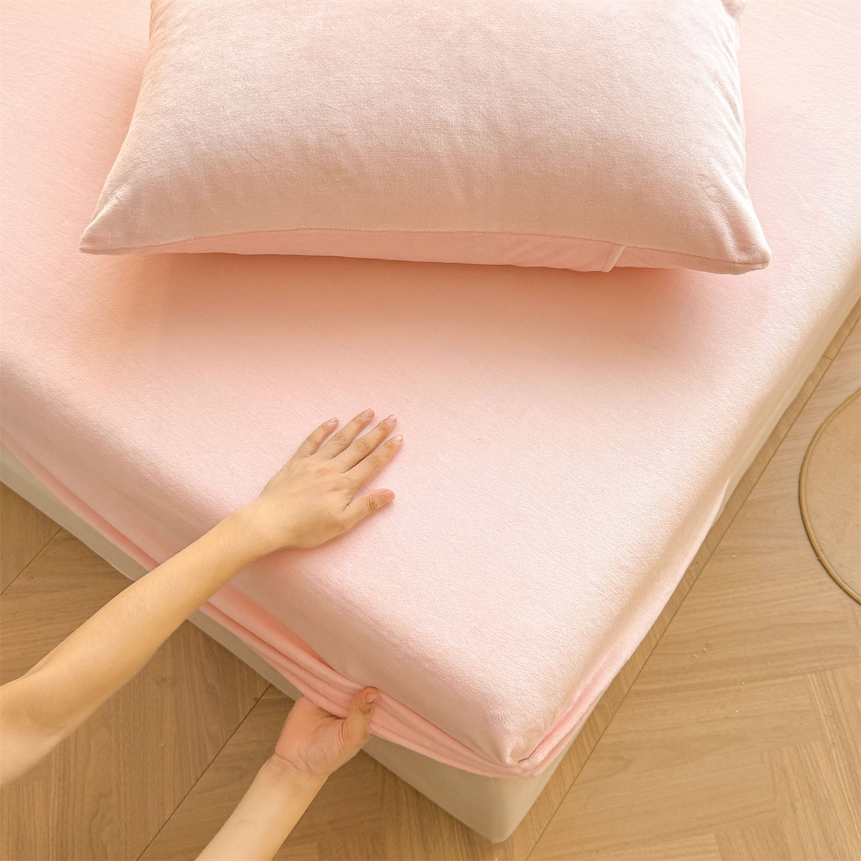 91家纺网 家纺一手货源 找家纺 雯豆家纺 2025新款单层高克重牛奶绒纯色床笠素色床垫保护套 牛奶绒单层床笠-嫩粉