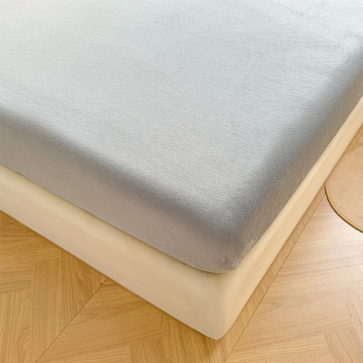 91家纺网 家纺一手货源 找家纺 雯豆家纺 2025新款单层高克重牛奶绒纯色床笠素色床垫保护套 牛奶绒单层床笠-时尚灰