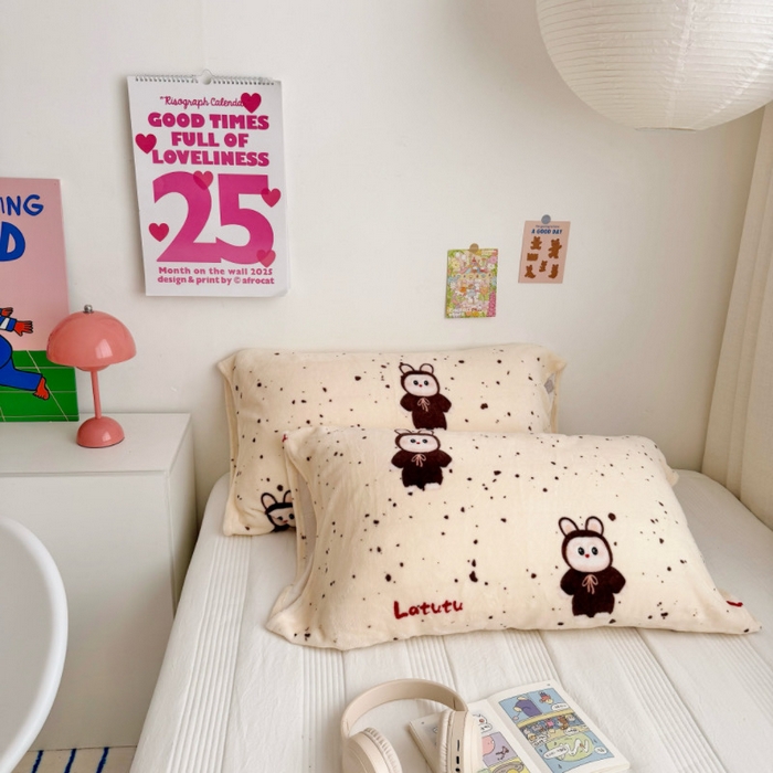 91家纺网 家纺一手货源 找家纺 禧缘家纺（原梦想家）2025新款牛奶绒纯色印花双开口枕套 潮流元素