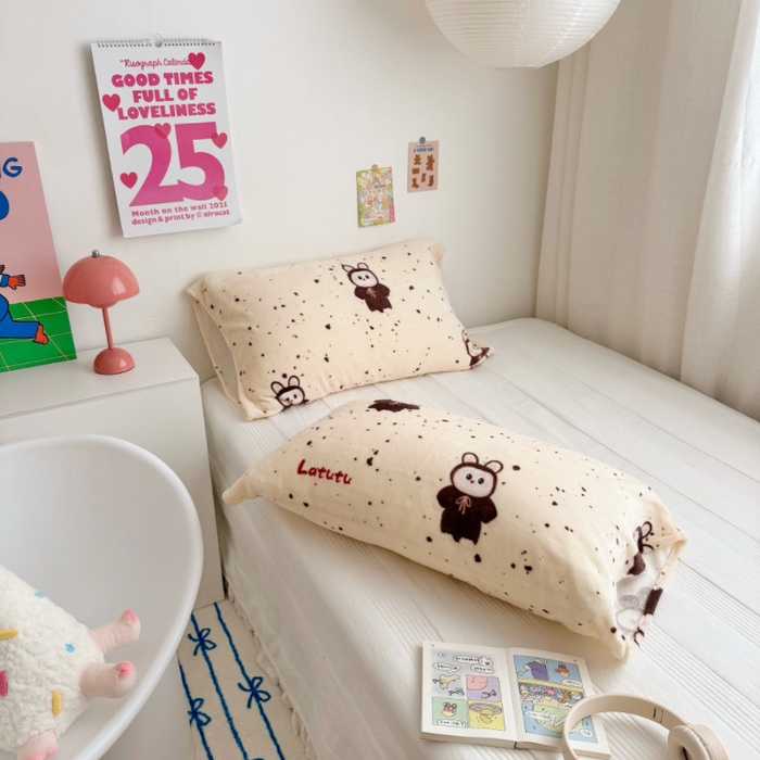 91家纺网 家纺一手货源 找家纺 禧缘家纺（原梦想家）2025新款牛奶绒纯色印花双开口枕套 潮流元素