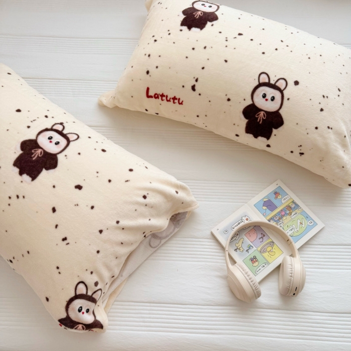 91家纺网 家纺一手货源 找家纺 禧缘家纺（原梦想家）2025新款牛奶绒纯色印花双开口枕套 潮流元素