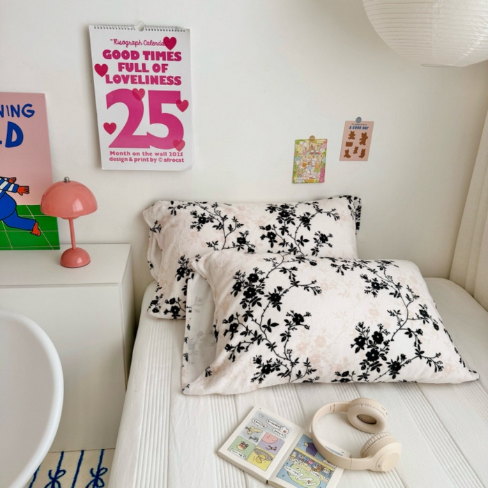 91家纺网 家纺一手货源 找家纺 禧缘家纺（原梦想家）2025新款牛奶绒纯色印花双开口枕套 繁花拾光