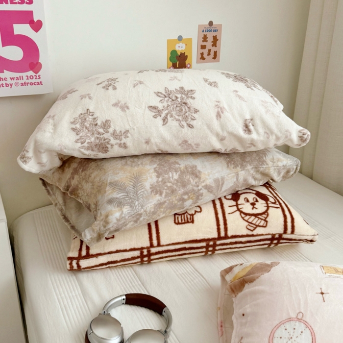 91家纺网 家纺一手货源 找家纺 禧缘家纺（原梦想家）2025新款牛奶绒纯色印花双开口枕套 快乐时光