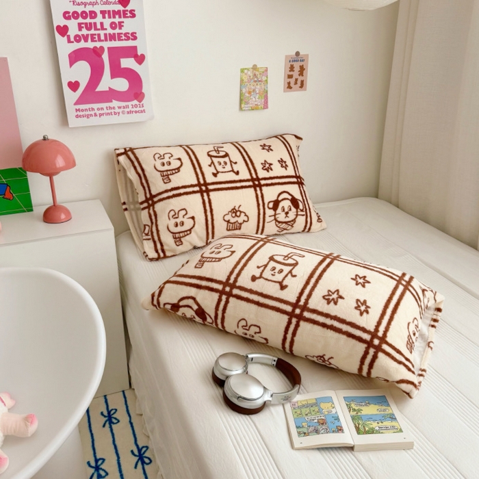 91家纺网 家纺一手货源 找家纺 禧缘家纺（原梦想家）2025新款牛奶绒纯色印花双开口枕套 快乐时光