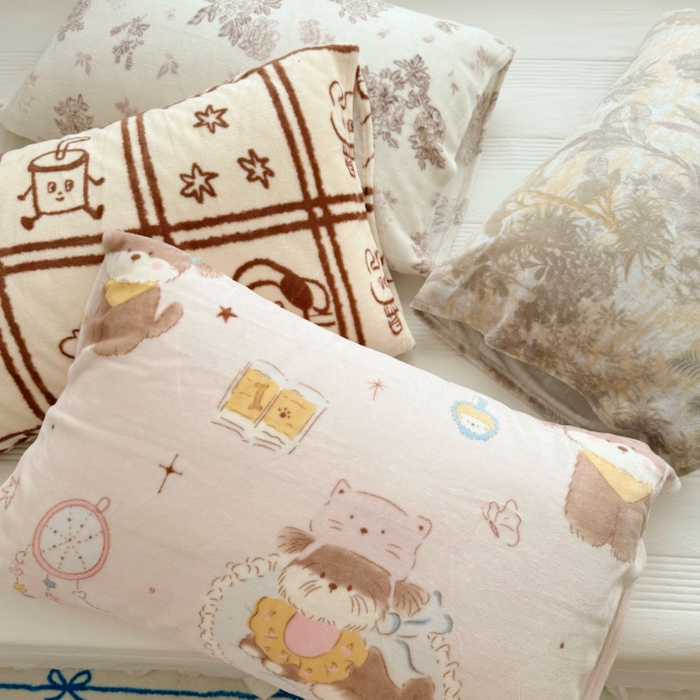 91家纺网 家纺一手货源 找家纺 禧缘家纺（原梦想家）2025新款牛奶绒纯色印花双开口枕套 快乐时光