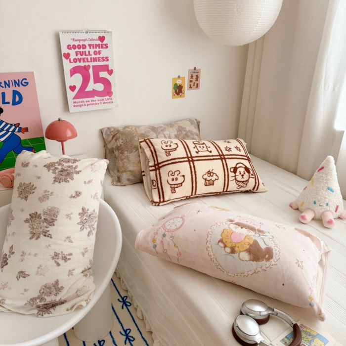 91家纺网 家纺一手货源 找家纺 禧缘家纺（原梦想家）2025新款牛奶绒纯色印花双开口枕套 快乐时光