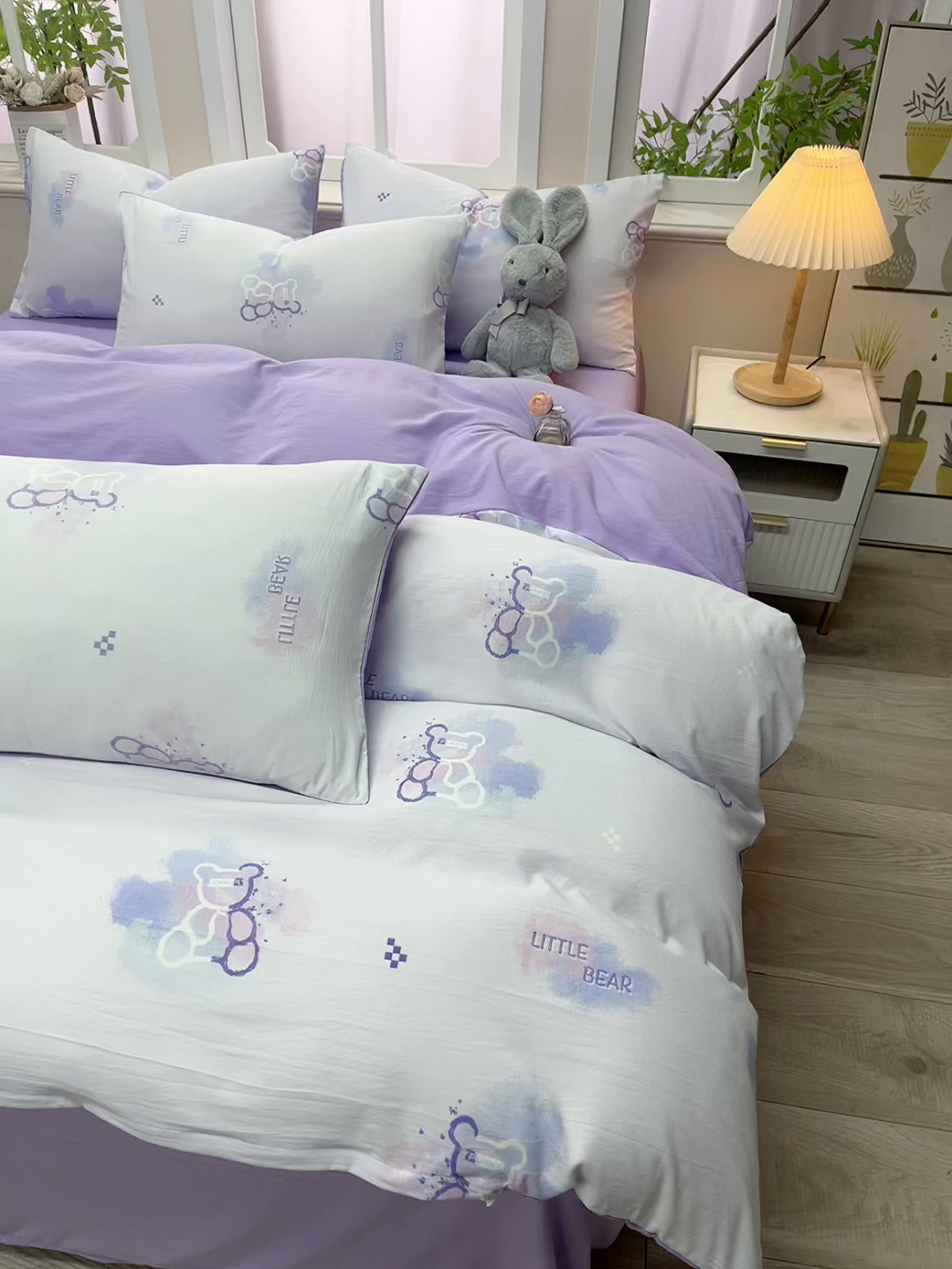 91家纺网 家纺一手货源 找家纺 梓依家纺 2025新款水洗棉印花四件套单被套床上用品 幻彩小熊-紫