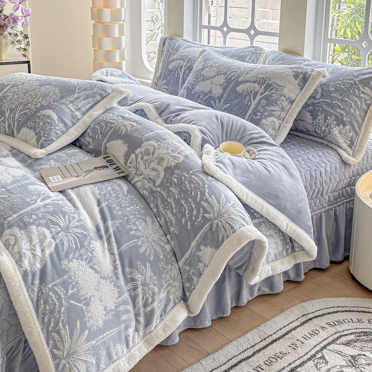 91家纺网 家纺一手货源 找家纺 金艾草 2025新款雕花绒兔毛包边牛奶绒床盖款四件套 森林秘境-浅蓝