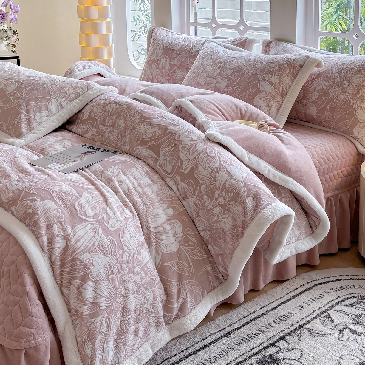 91家纺网 家纺一手货源 找家纺 金艾草 2025新款雕花绒兔毛包边牛奶绒床盖款四件套 芳华-豆沙