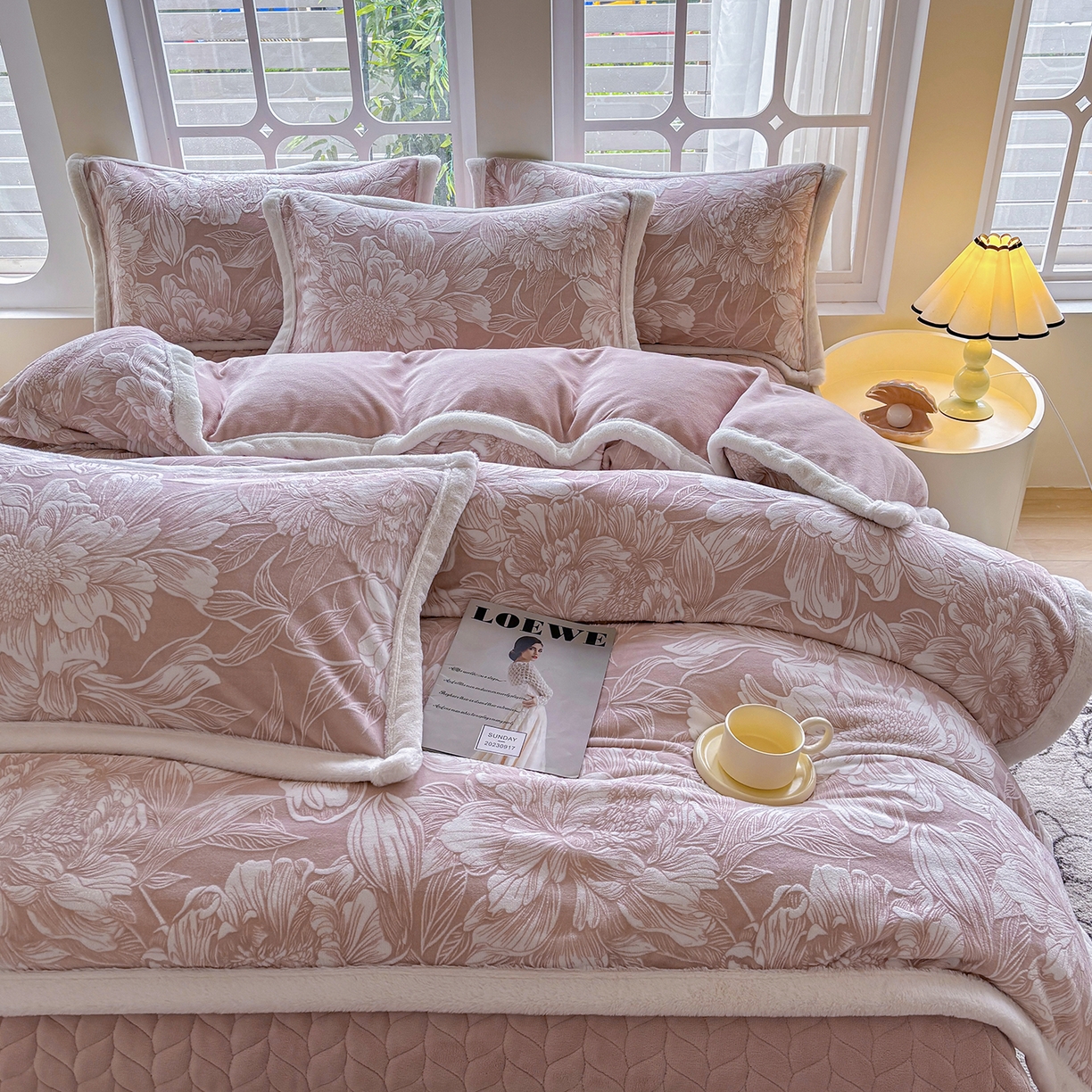 91家纺网 家纺一手货源 找家纺 金艾草 2025新款雕花绒兔毛包边牛奶绒床盖款四件套 芳华-豆沙