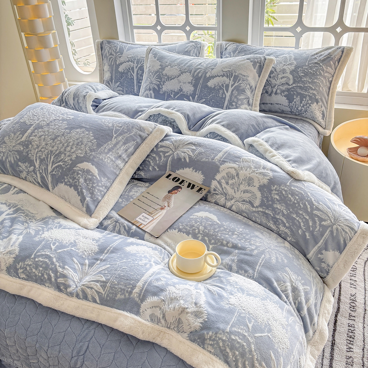 91家纺网 家纺一手货源 找家纺 金艾草 2025新款雕花绒兔毛包边牛奶绒床盖款四件套 森林秘境-浅蓝