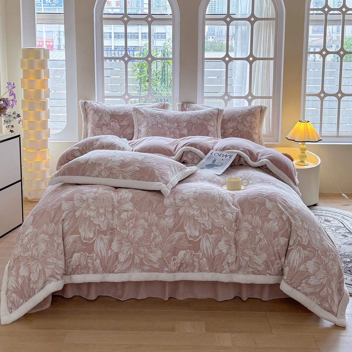 91家纺网 家纺一手货源 找家纺 金艾草 2025新款雕花绒兔毛包边牛奶绒床盖款四件套 芳华-豆沙