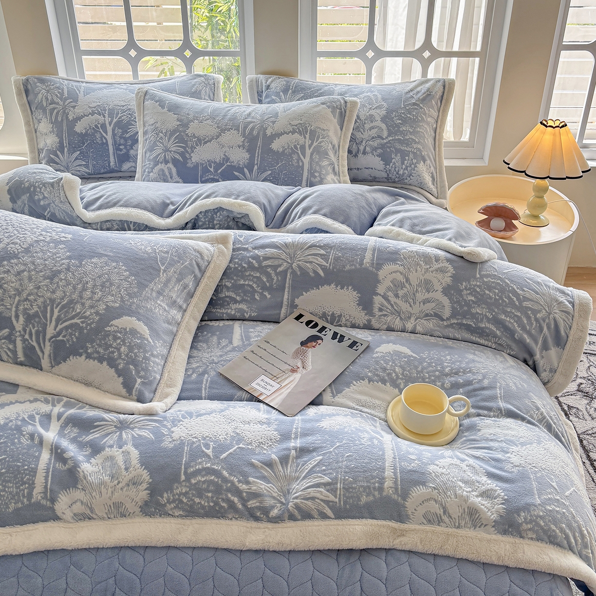 91家纺网 家纺一手货源 找家纺 金艾草 2025新款雕花绒兔毛包边牛奶绒床盖款四件套 森林秘境-浅蓝