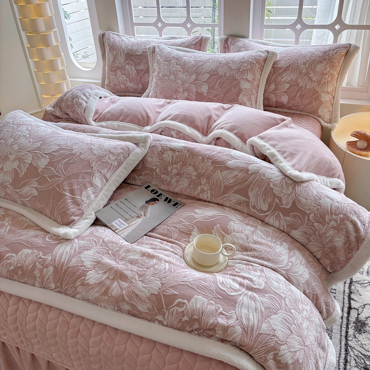 91家纺网 家纺一手货源 找家纺 金艾草 2025新款雕花绒兔毛包边牛奶绒床盖款四件套 芳华-豆沙