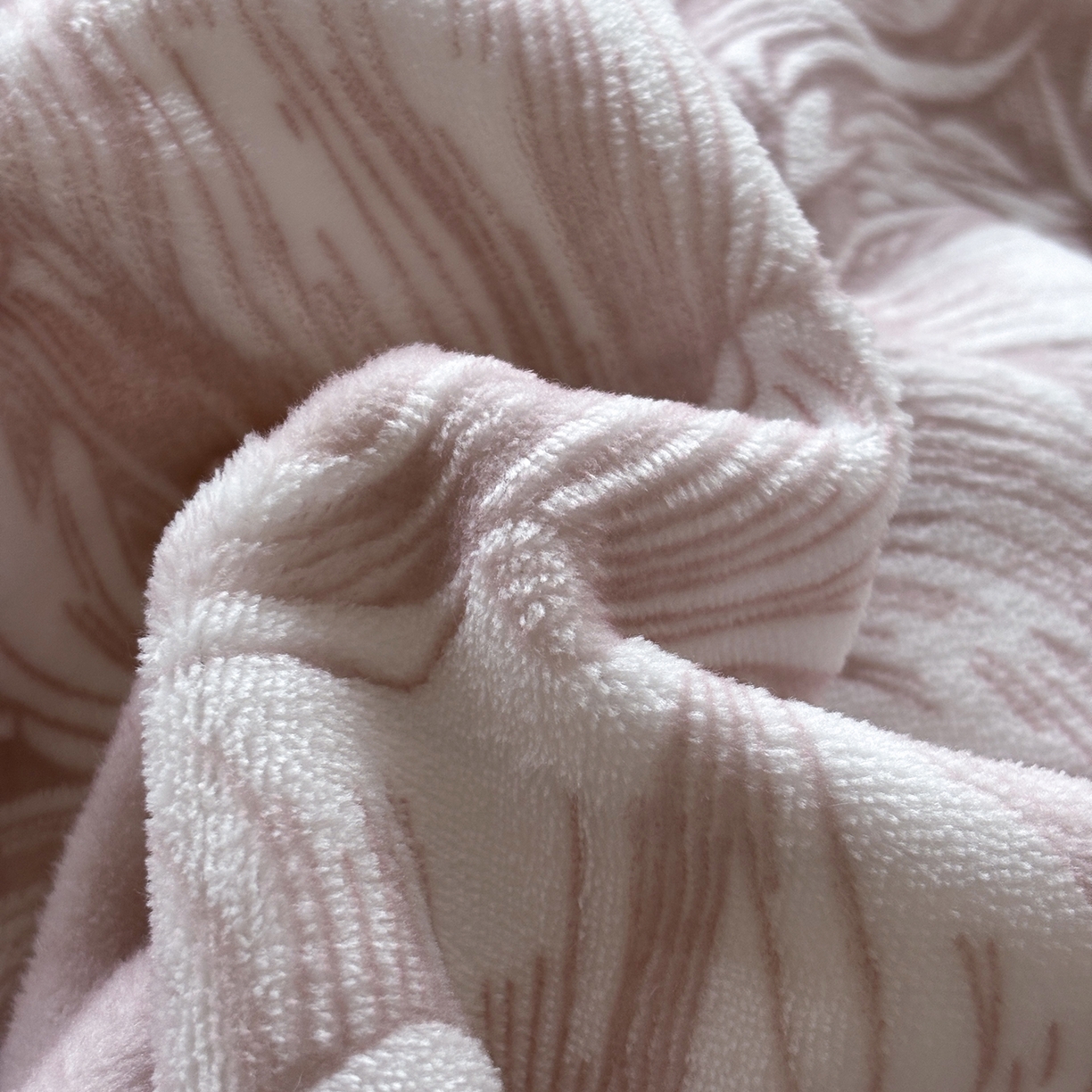 91家纺网 家纺一手货源 找家纺 金艾草 2025新款雕花绒兔毛包边牛奶绒床盖款四件套 芳华-豆沙