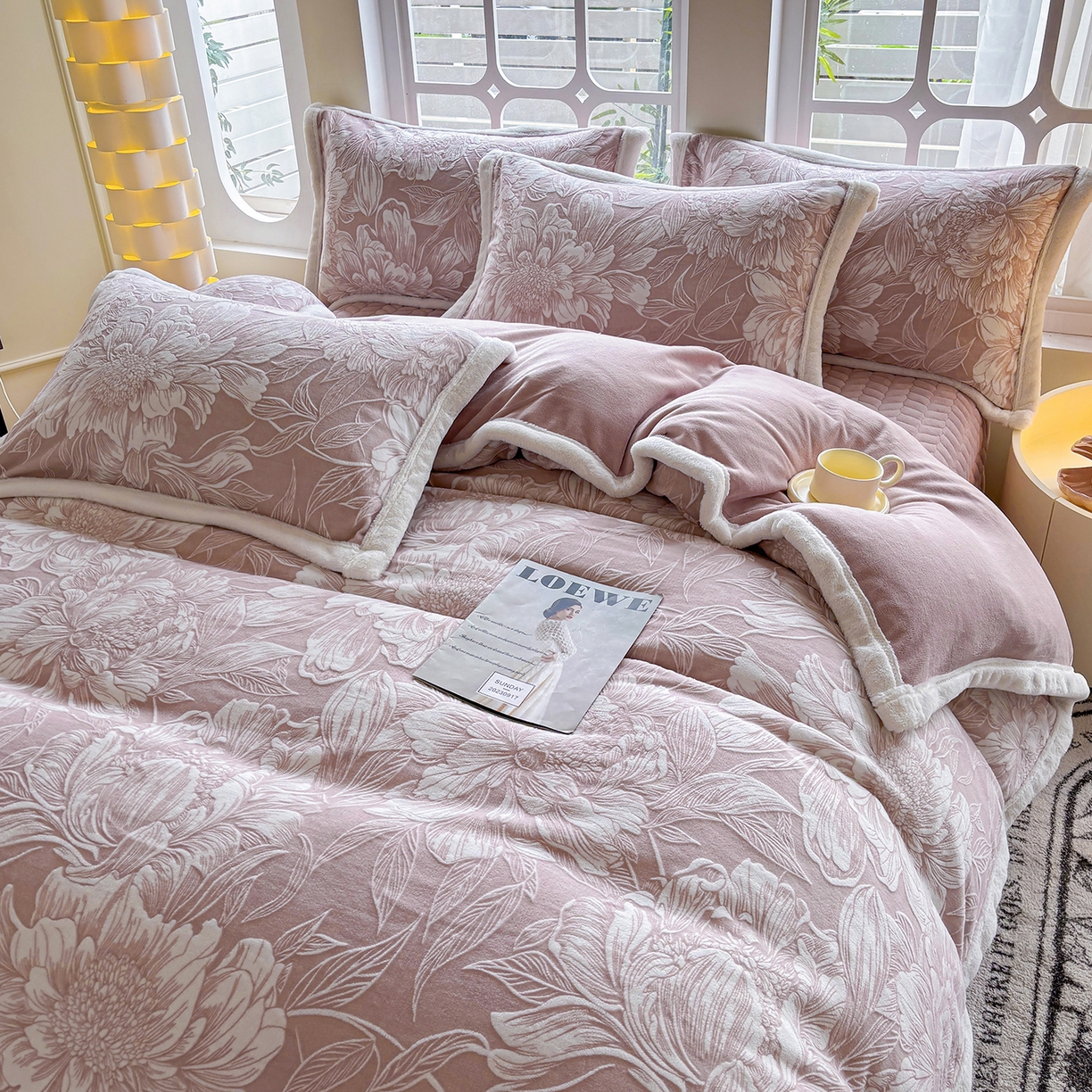 91家纺网 家纺一手货源 找家纺 金艾草 2025新款雕花绒兔毛包边牛奶绒床盖款四件套 芳华-豆沙
