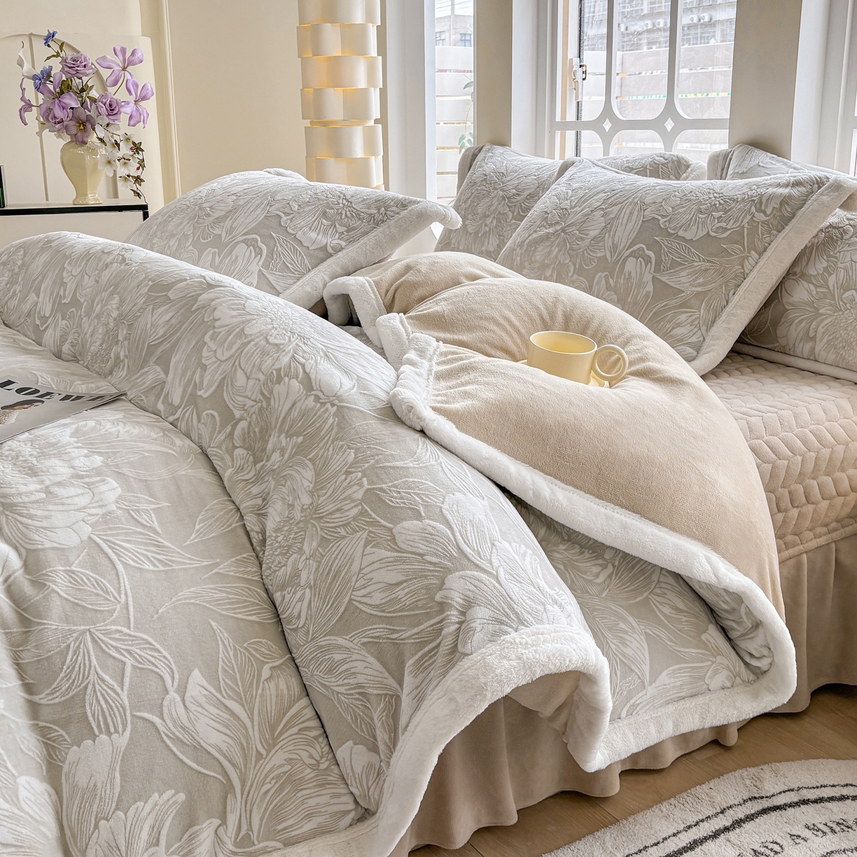 91家纺网 家纺一手货源 找家纺 金艾草 2025新款雕花绒兔毛包边牛奶绒床盖款四件套 芳华-米驼