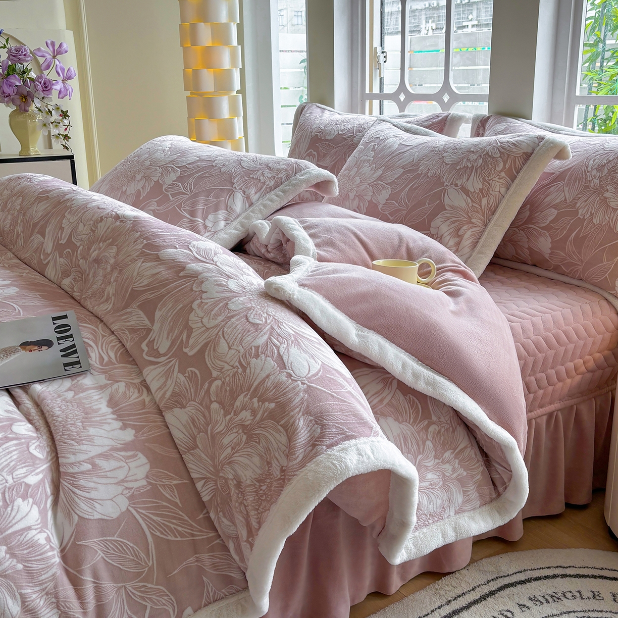 91家纺网 家纺一手货源 找家纺 金艾草 2025新款雕花绒兔毛包边牛奶绒床盖款四件套 芳华-豆沙
