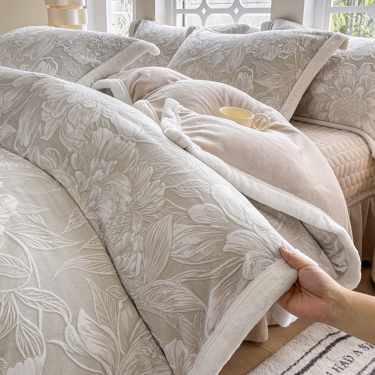 91家纺网 家纺一手货源 找家纺 金艾草 2025新款雕花绒兔毛包边牛奶绒床盖款四件套 芳华-米驼