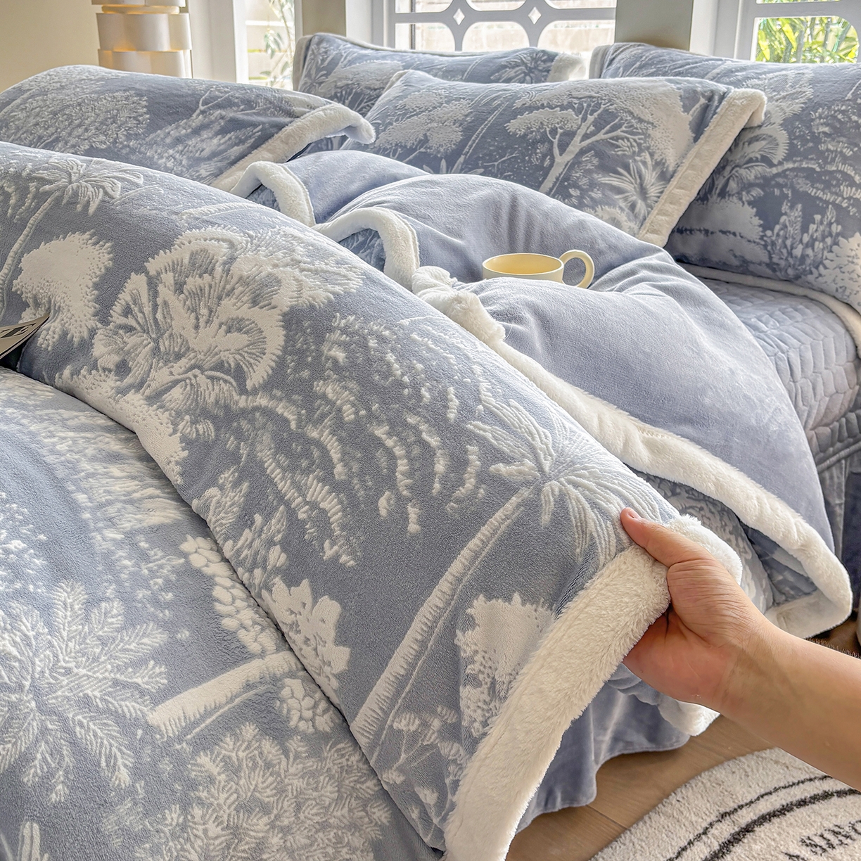91家纺网 家纺一手货源 找家纺 金艾草 2025新款雕花绒兔毛包边牛奶绒床盖款四件套 森林秘境-浅蓝