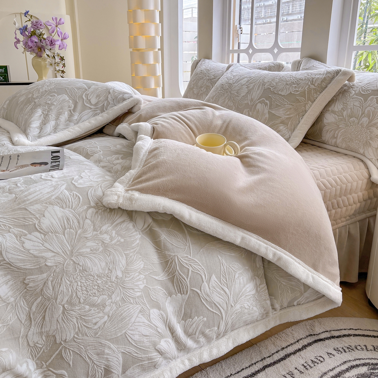 91家纺网 家纺一手货源 找家纺 金艾草 2025新款雕花绒兔毛包边牛奶绒床盖款四件套 芳华-米驼