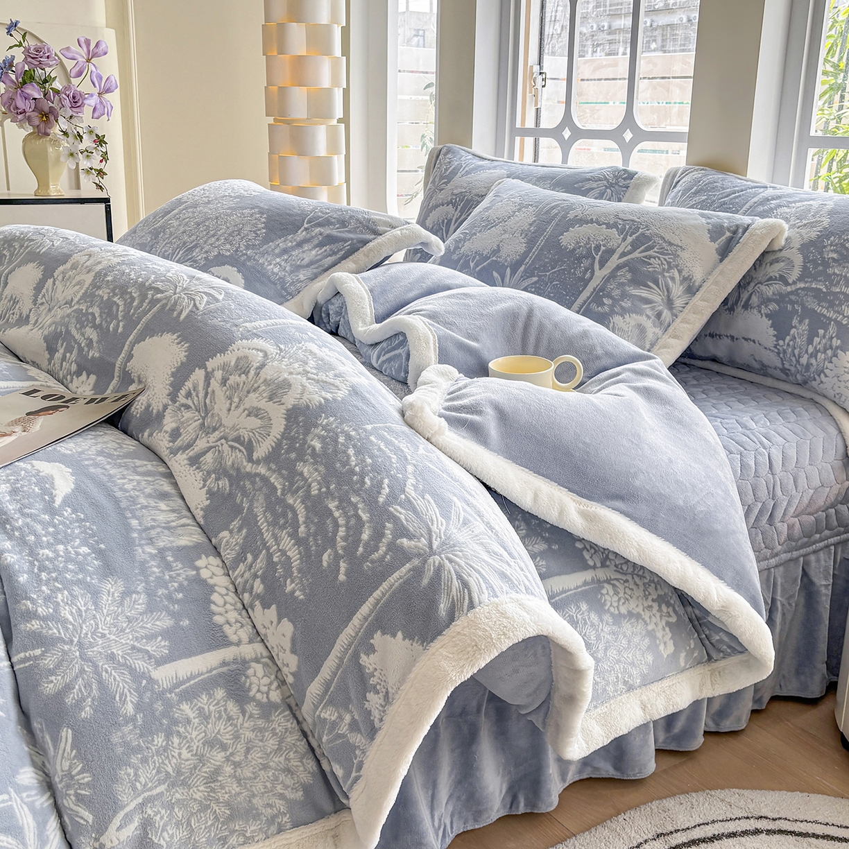 91家纺网 家纺一手货源 找家纺 金艾草 2025新款雕花绒兔毛包边牛奶绒床盖款四件套 森林秘境-浅蓝